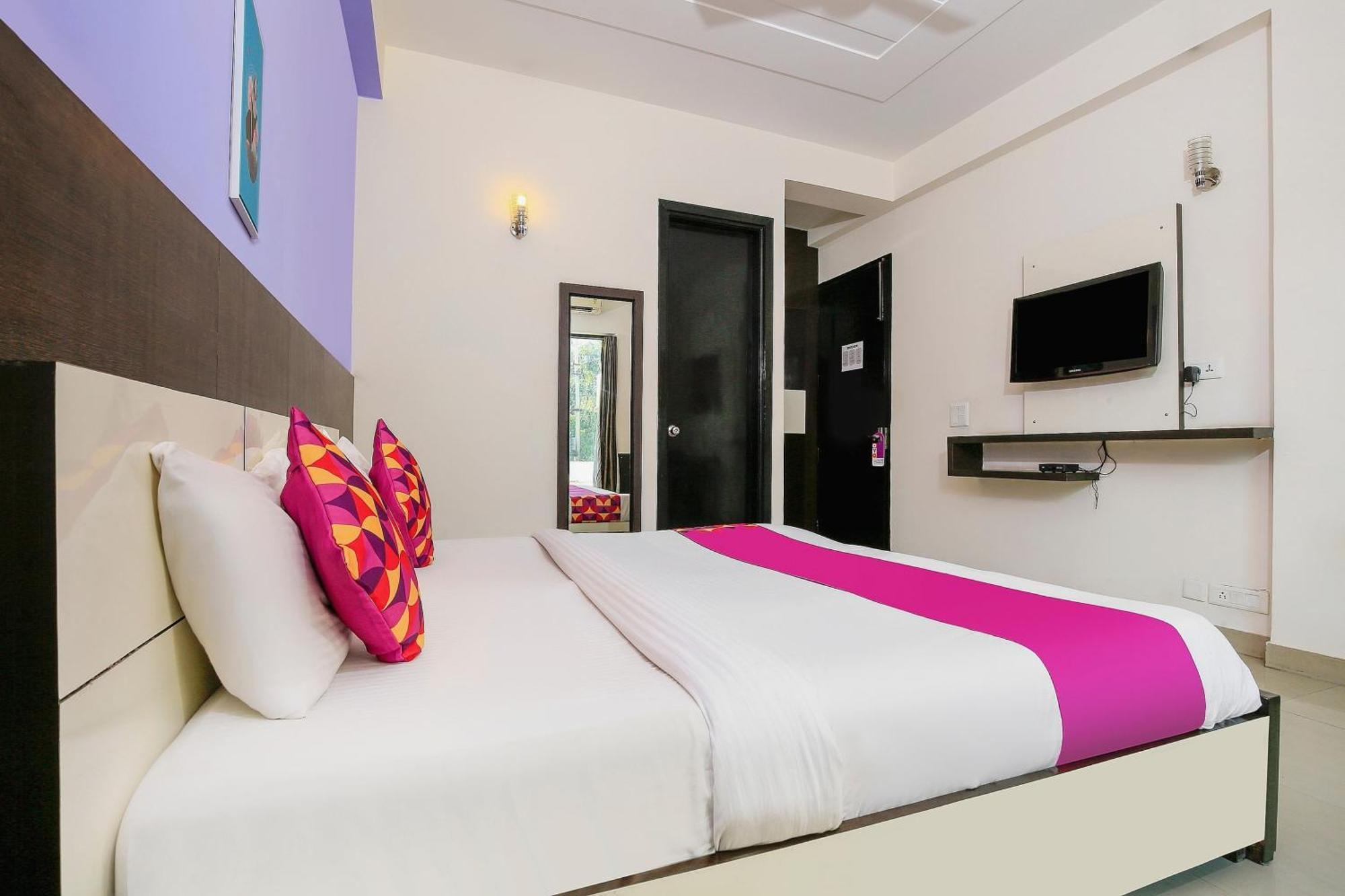 Hotel O Golf Stays Near Aravali Biodiversity Park グルガウン エクステリア 写真